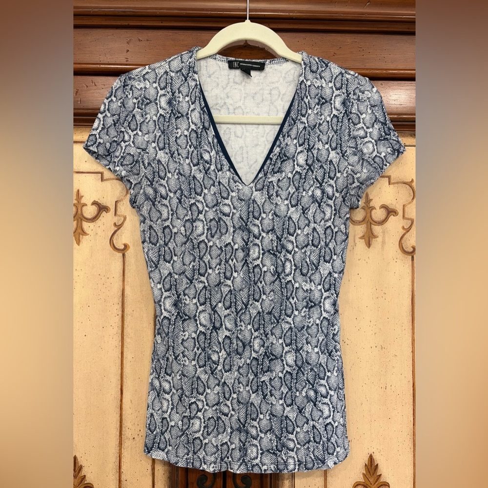 INC International Concepts Blue Snake Print V-Neck Tee - M